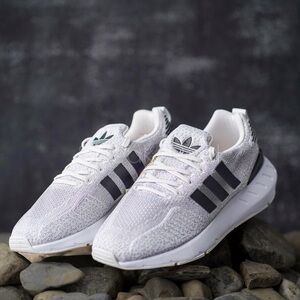 Adidas Original Swift Run 22 Women's Size 9.5 Running Shoes